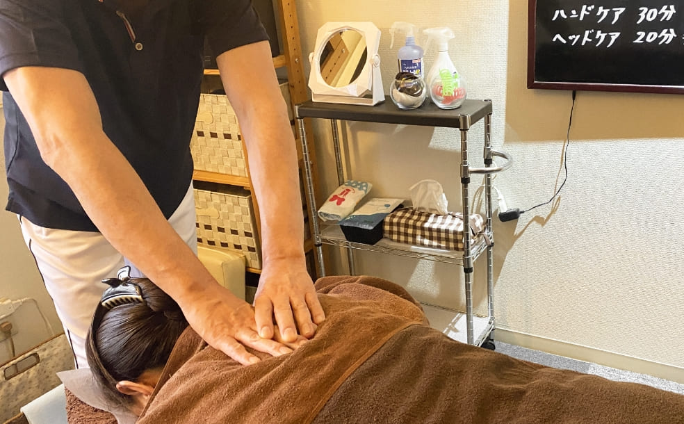 整体・もみほぐしコースで女性が施術を受けている写真