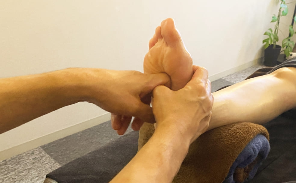 整体・もみほぐしコースで女性が施術を受けている写真